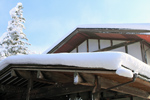 屋根に積もった雪